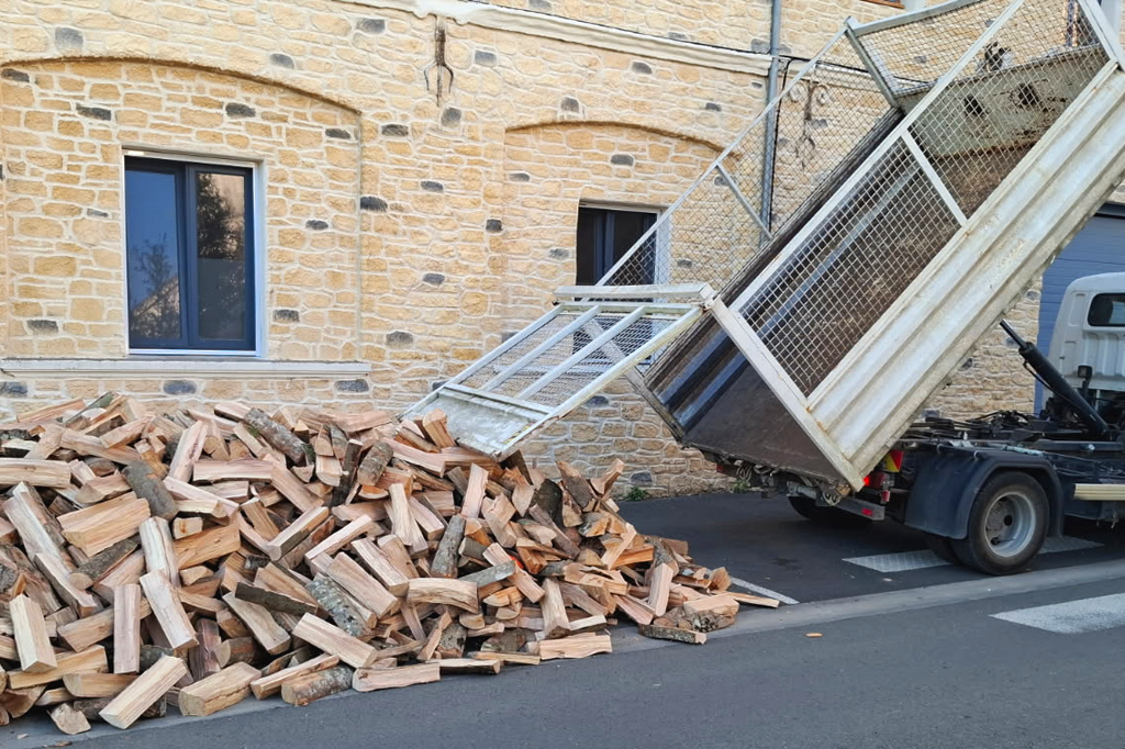 Camion de livraison de bois devant un domicile dans le secteur d’Albi